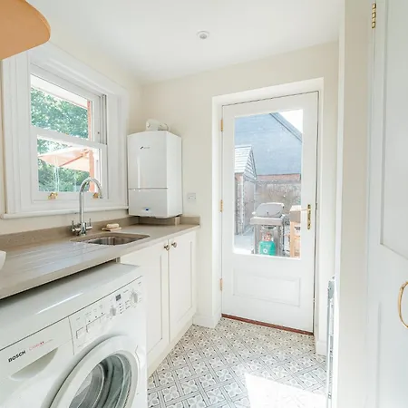 Beautiful Cottage In Brockenhurst With Forest View Exterior photo